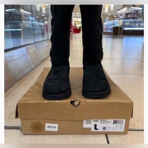 UGG w bailey button triplet like new